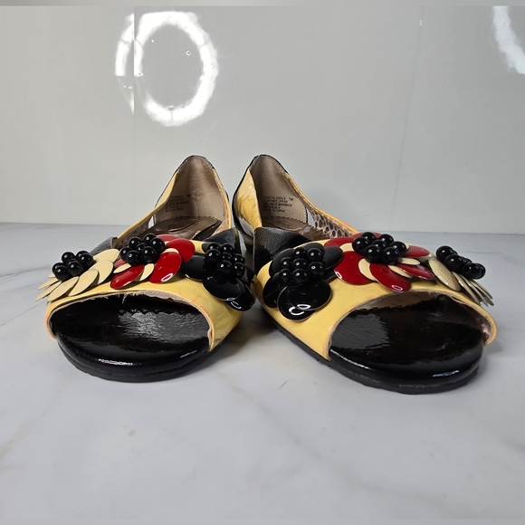 Poetic License London Open Toed Retro Design Leather Flowered Flats. 7.5 - Picture 5 of 8